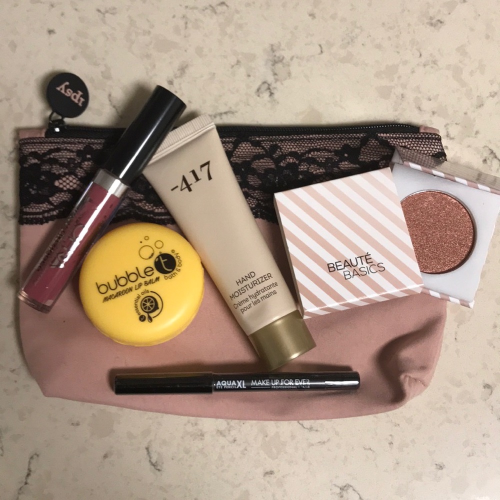 February 2018 ipsy bag! 💗  new and unused items!